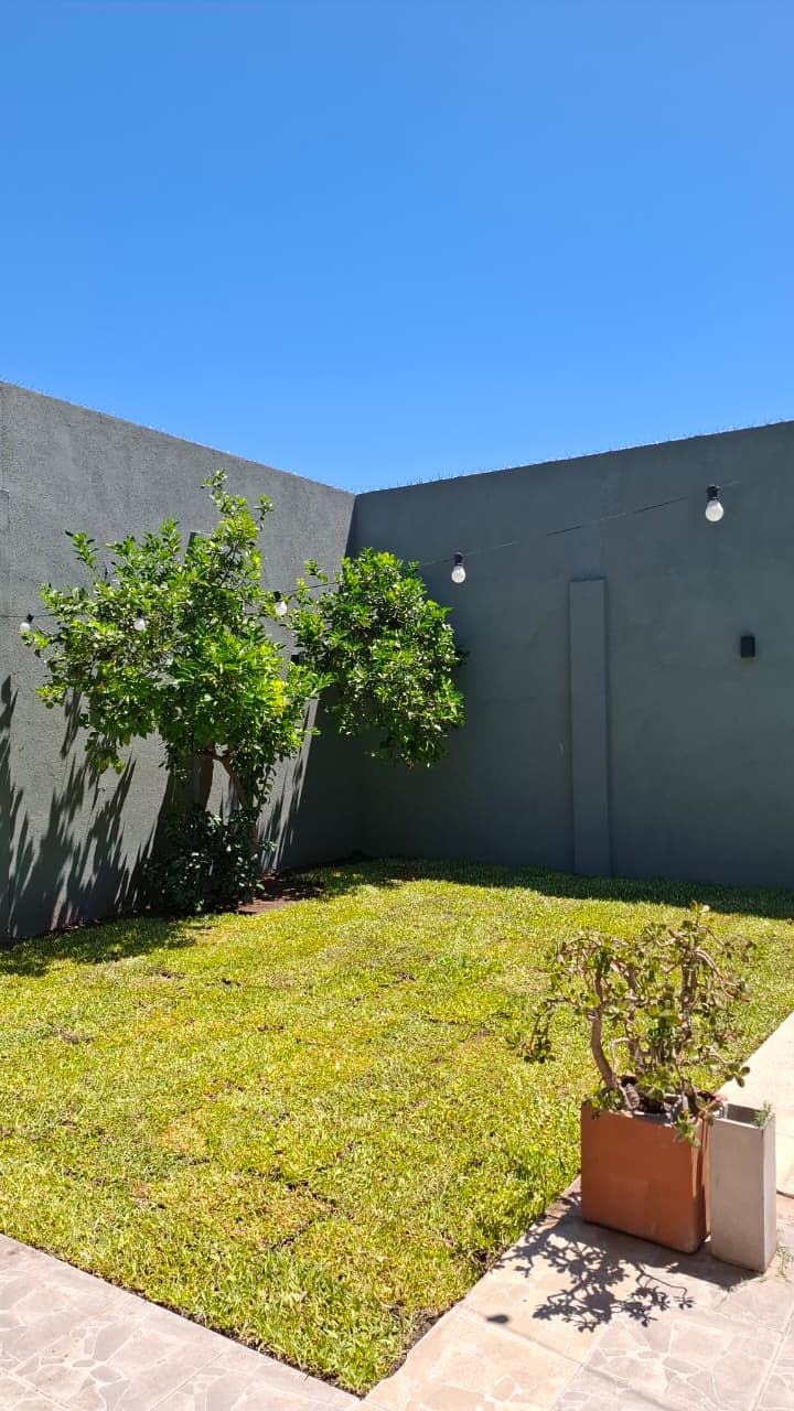 Después: Fondo de casa en Fisherton — jardín mantenido por Ang Garden's en Rosario